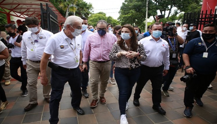 En compañía del alcalde de Cúcuta, Jairo Tomás Yáñez, y el gobernador del departamento, Silvano Serrano, la ministra TIC, Karen Abudinen, estuvo en Cúcuta. / Foto: Juan Pablo Cohen/ La Opinión 