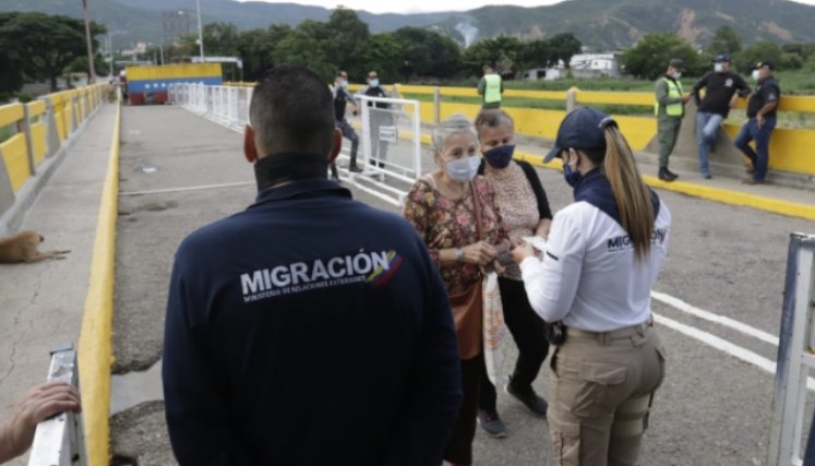 Con medida de pico y cédula los migrantes ingresaron al puente Simón Bolívar.