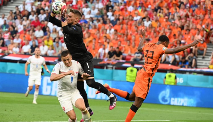 El portero de la República Checa, Tomas Vaclik (centro), atrapa el balón durante el partido de fútbol de octavos de final de la UEFA EURO 2020 entre Holanda y la República Checa en el Puskas Arena de Budapest . / Foto: AFP