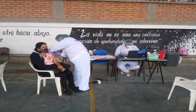 En la sede Galán empezaron a vacunar a los maestros de Pamplona./ Roberto Ospino/ La Opinión 