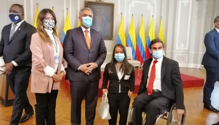 María Jimena López Jácome, a pesar de su baja estatura y luego de una larga batalla en el mundo laboral, conquistó un espacio en el Gobierno Nacional. / Foto: Cortesía