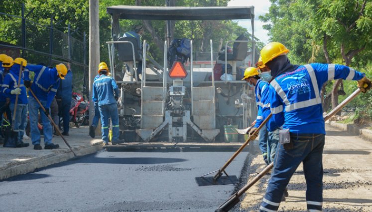 Aguas Kpital informó que el proyecto lleva avance del 85% y ha dado continuidad a la recuperación de la vía en mezcla asfáltica del sector comprendido entre el puente jorobado y la zona industrial (margen izquierdo). / Foto: Cortesía 
