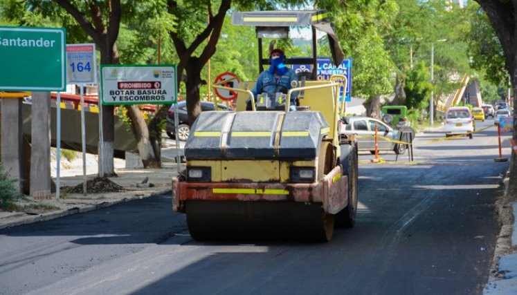 Aguas Kpital informó que el proyecto lleva avance del 85% y ha dado continuidad a la recuperación de la vía en mezcla asfáltica del sector comprendido entre el puente jorobado y la zona industrial (margen izquierdo). / Foto: Cortesía 