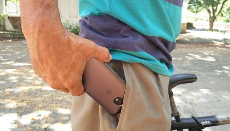 La Universidad de Exeter en Reino Unido, indicó mediante un estudio científico que existe un efecto adverso en hombres que usan el celular en el bolsillo del pantalón./Foto: Juan Pablo Cohen - La Opinión