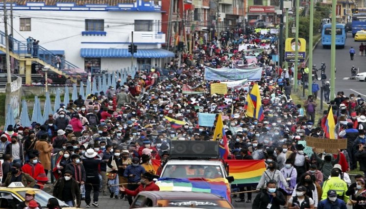  Integrantes del Movimiento Indígena y Campesino Cotopaxi y organizaciones sociales, marchan para protestar por el alza del precio del combustible./Foto: Cristina Vega RHOR / AFP