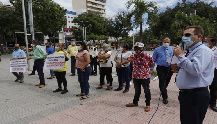 Las funerarias protestaron por los abusos, que según ellas, son victimas de la administración del Cementerio Central./ FOTO: Estévez