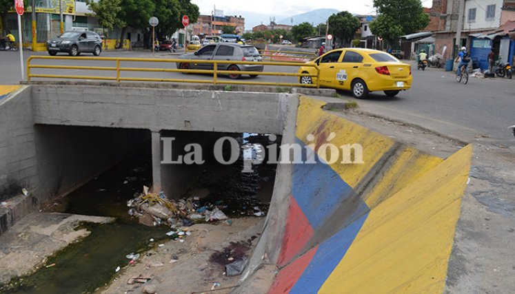 Una riña que se presentó la madrugada de ayer, en la avenida 9 con canal Bogotá, del barrio El Llano, dejó a un hombre muerto a puñaladas. Se conoció que la víctima fue identificada como Brayan Armando León León, de 28 años. León recibió dos puñaladas que lo desangraron dentro del canal Bogotá. El hecho se habría presentado hacia las 3:00 de la mañana de ayer. “Él vendía papeletas. Era expendedor de drogas”, aseguró a La Opinión un habitante del sector donde ocurrió el crimen. Esta versión está siendo inves