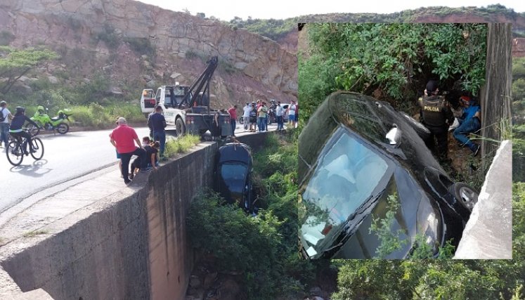 Un carro rodó a un barranco y horas después apareció un hombre apuñalado.