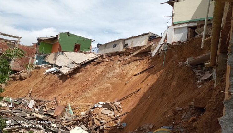 La remoción en masa de varios predios ubicados sobre la línea de una falla geológica ocasionó una emergencia en el barrio Cataluña de Convención./Foto: Cortesía