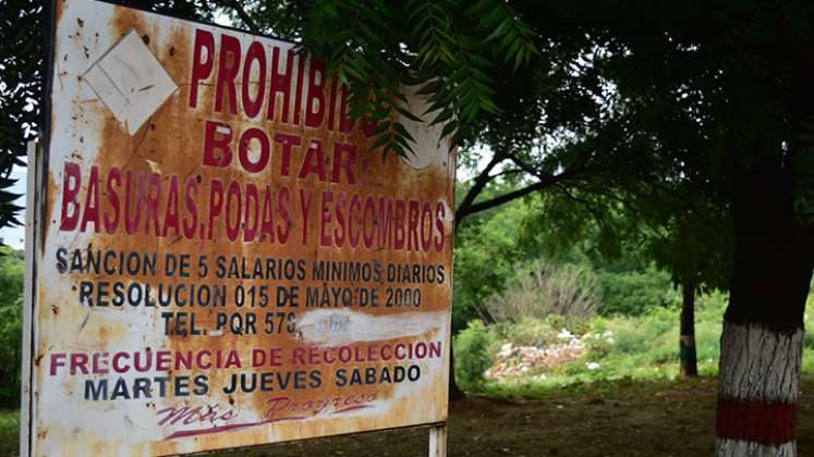 Habitantes de este sector hacen caso omiso a los avisos que prohiben botar basura.