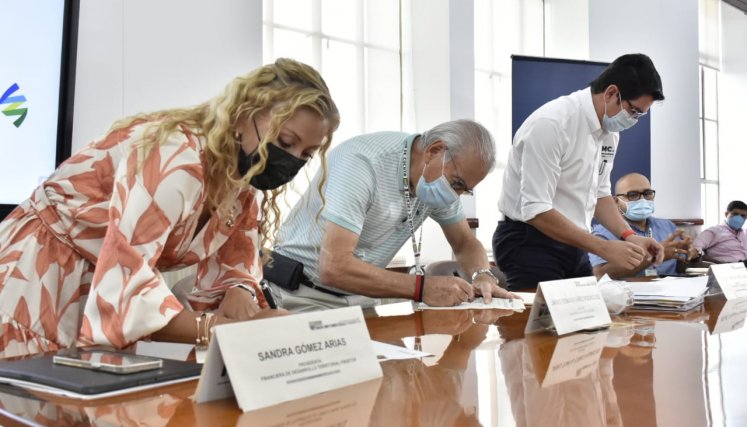 El convenio fue firmado por el  alcalde de Cúcuta Jairo Yáñez, la presidenta de Findeter, Sandra Gómez, y el director del AMC, Miguel Peñaranda. Foto: Cortesía