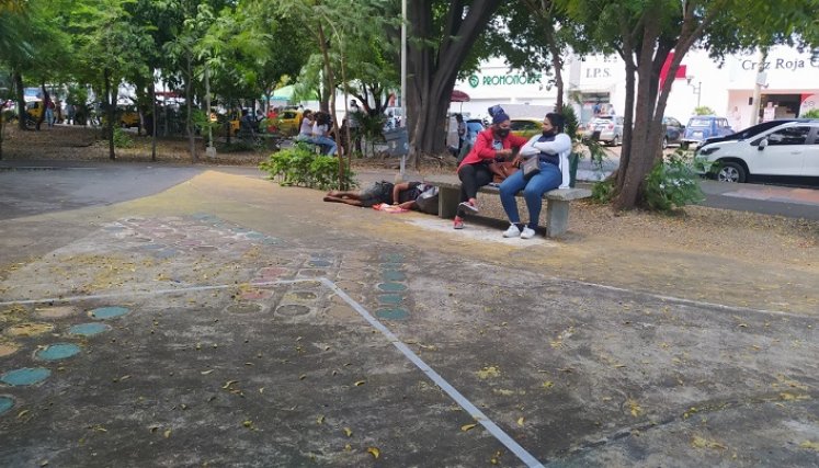 La comunidad señala que ya no es seguro permanecer en el parque de Los Niños, porque los habitantes de calle también se apoderaron de este lugar.  / Cortesía/La Opinión 