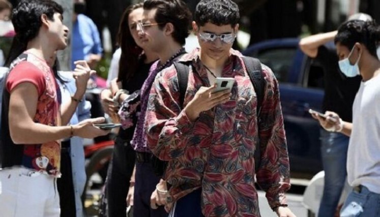 Jóvenes se llevan la peor parte de la nueva ola de COVID-19 en México./Foto: AFP