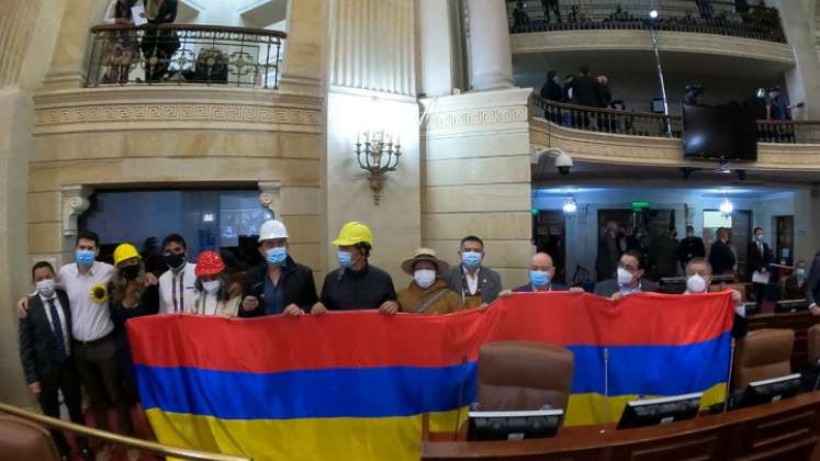 La oposición izó la bandera de Colombia al revés, en el Congreso. /Foto Colprensa