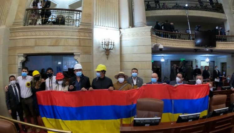 La oposición izó la bandera de Colombia al revés, en el Congreso. /Foto Colprensa