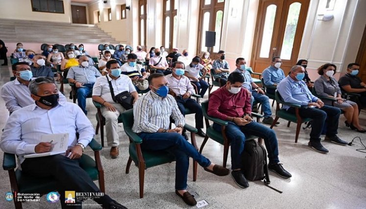 Comunidad educativa en el conversatorio con la Gobernación. / Cortesía/ La Opinión 