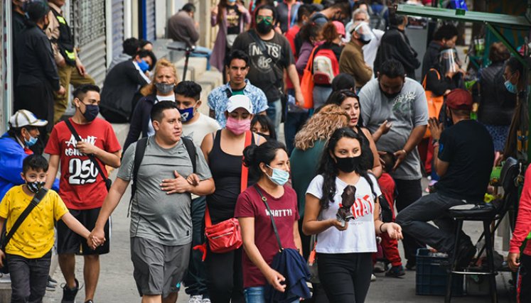 Población sin mascarilla.