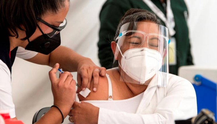 ¿Necesitan los vacunados contra la COVID-19 volver a usar tapabocas?