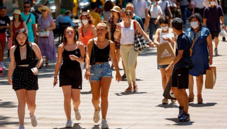 ¿Necesitan los vacunados contra la COVID-19 volver a usar tapabocas?