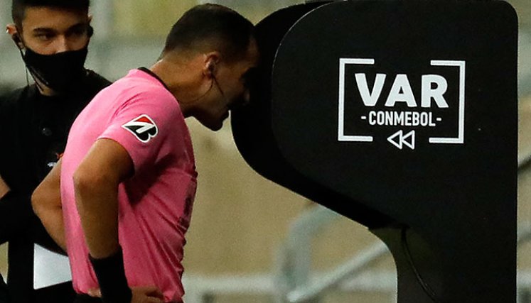 Conmebol propone tiempo muerto mientras los árbitros revisan el VAR. 