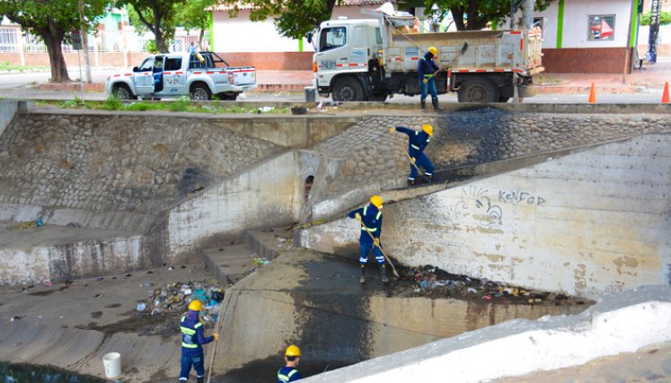 Aguas Kpital invitó a la comunidad a hacer buen uso de los canales de lluvias y a velar porque no se arroje ningún tipo de enseres que dificulten el tránsito de las aguas y contaminen la ciudad. / Foto: Cortesía