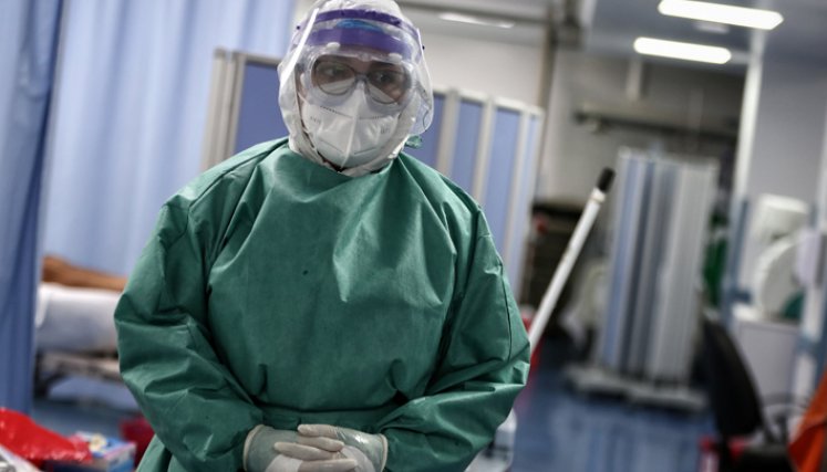 Y aunque se ha dicho que las vacunas contra la COVID-19 mantienen niveles de protección contra esta variante, la llegada de delta supone un riesgo para aquellos que aún no han recibido su esquema de vacunación completo. / Foto: AFP / F