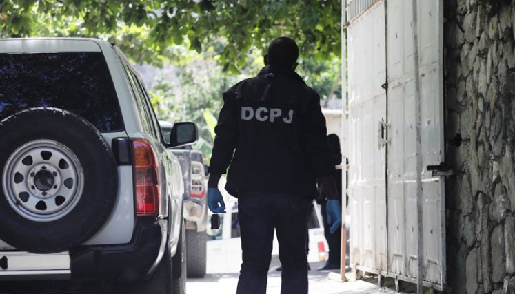 La policía patrulla el área mientras busca evidencia fuera de la residencia presidencial, en Puerto Príncipe, Haití, tras el asesinato del mandatario nacional Jovenel Moise.