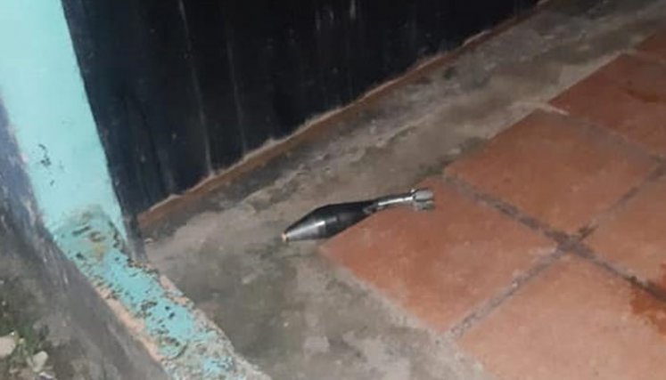 Hacia las 10:00 de la noche, de ese mismo día, dos artefactos explosivos fueron lanzados a la estación de Policía de Tibú.  