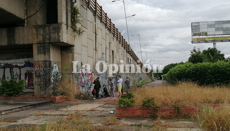 En un segundo intento, saltó desde un puente 