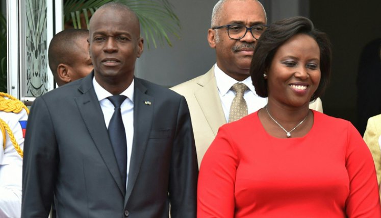 El presidente haitiano Jovenel Moise y la primera dama haitiana Martine Moise son vistos en el Palacio Nacional en Puerto Príncipe, Haití. La viuda del líder haitiano asesinado Jovenel Moise, quien resultó gravemente herido en el ataque que cobró su vida, el 10 de julio de 2021 emitió sus primeras declaraciones públicas desde el asalto, pidiendo a la nación que no "pierda el rumbo". / Foto: AFP