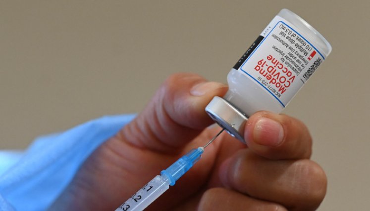 Este biológico proporciona inmunidad y protección contra la enfermedad y la muerte por COVID-19, según el Ministerio de Salud. / Foto: AFP