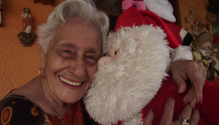 Murió Raquel Vega, con toda una vida coleccionando Papá Noel. En cada Navidad eran los invitados de honor en su casa. A la edad de 102 años se marchó al más allá como entre un sueño./ Foto: Cortesía