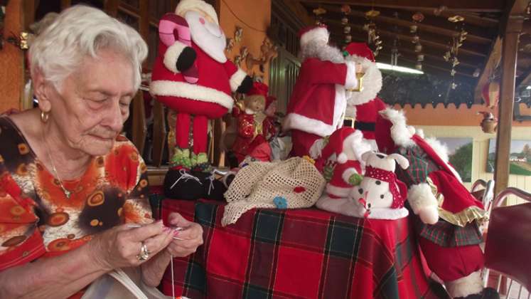 Murió Raquel Vega, con toda una vida coleccionando Papá Noel. En cada Navidad eran los invitados de honor en su casa. A la edad de 102 años se marchó al más allá como entre un sueño./ Foto: Cortesía