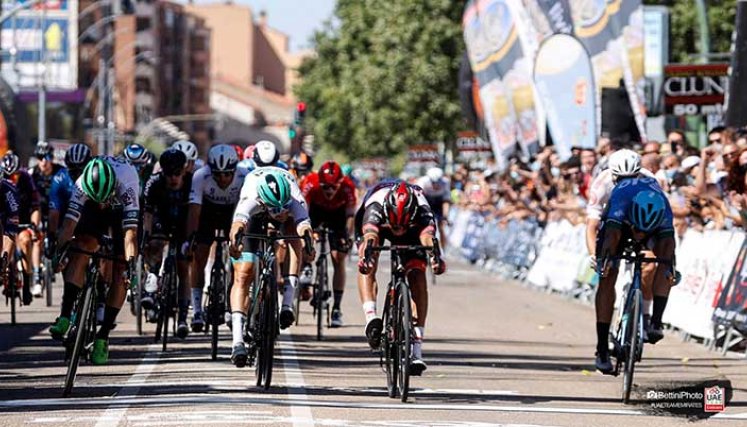 Sebastián Molano (UAE-Emirates). segundo de derecha a izquierda, volvió a lucirse en la Vuelta Burgos. (Cortesía/UAE-Emirates).