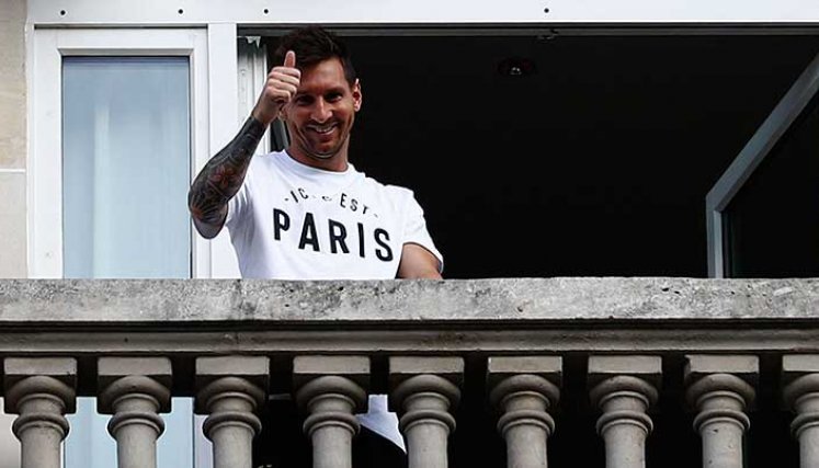 Lionel Messi desde el balcón del hotel en París, donde se hospeda, saluda a los aficionados y a la prensa de todo el mundo.