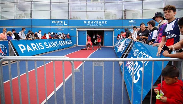 La alfombra azul y roja con los colores del París que espera a Lio Messi para darle la bienvenida.