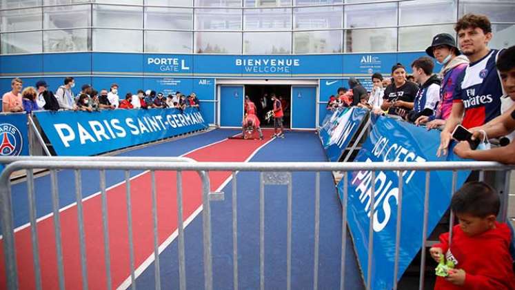 La alfombra azul y roja con los colores del París que espera a Lio Messi para darle la bienvenida.