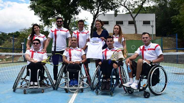  William Martínez, Joan Gómez, Jorjan Cipriano, y Yair Santamaría, acompañados de la extenista Fabiola Zuluaga 