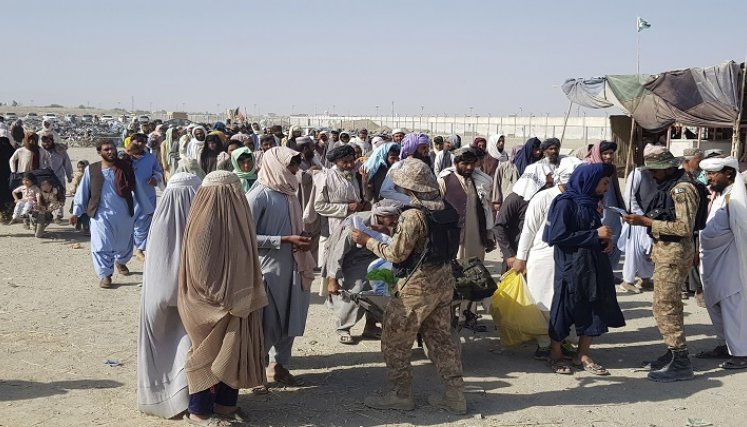 Desde el domingo se suceden escenas de caos en el aeropuerto tras la entrada de los talibanes en Kabul. / AFP