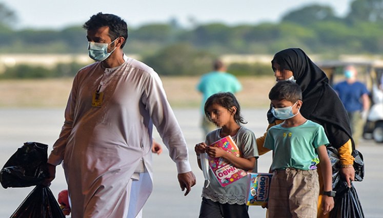Los refugiados desembarcan de un avión de la fuerza aérea estadounidense tras un vuelo de evacuación de Kabul.