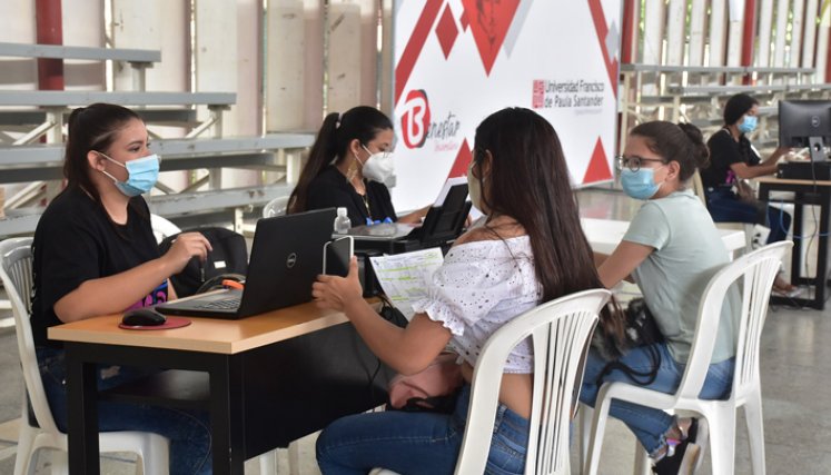 Estudiantes universitarios recibieron sim card con internet gratis 