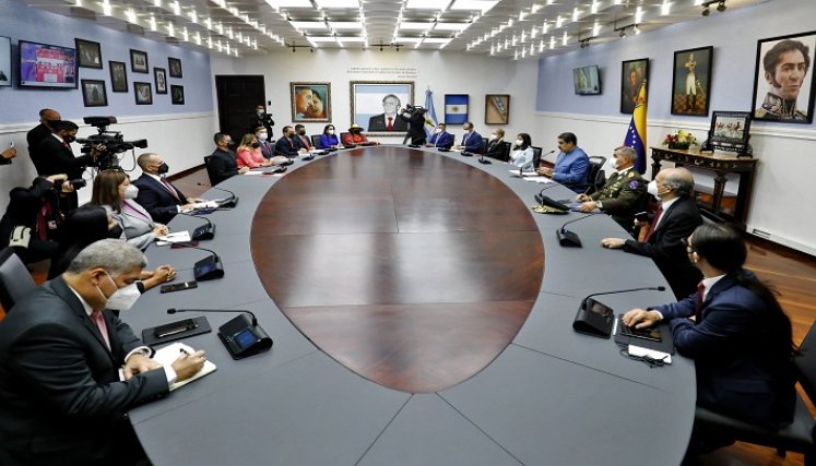 El Presidente venezolano Nicolás Maduro habla durante una reunión con miembros de su gabinete, en el Palacio Presidencial de Miraflores./ AFP