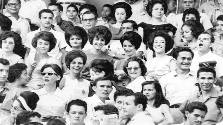 Foto del recuerdo | Nutrida asistencia femenina a los partidos de fútbol en los 60./Foto: archivo