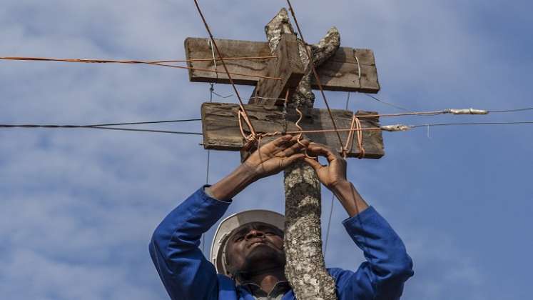 Sin la menor formación como electricista, jugando con una dínamo logró llevar corriente a su casa. /AFP