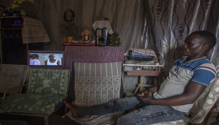 la aldea de Yobe Nkosi se abastece de electricidad gracias a su centralita artesanal. /AFP
