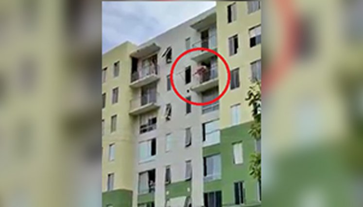 Le quitaron la bebé a una mujer que intentó lanzarse al vacío en Prados del Este./Foto: internet