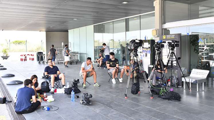 Periodistas a la espera de Messi en Paris. 