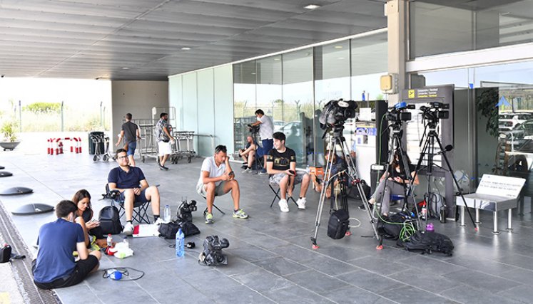 Periodistas a la espera de Messi en Paris. 