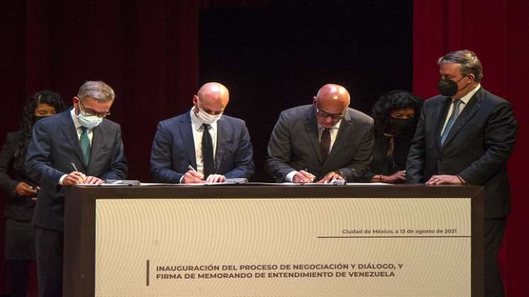 El jefe de la delegación de oposición, Gerardo Blyde Pérez; el director del Centro Noruego de Resolución de Conflictos (NOREF), Dag Nylander; el presidente de la Asamblea Nacional de Venezuela, Jorge Rodríguez, junto al canciller mexicano Marcelo Ebrard, durante el lanzamiento de las negociaciones entre el gobierno venezolano y la oposición. / Foto AFP