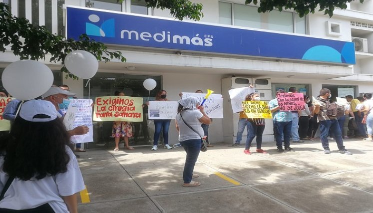 Protestan afuera de Medimás para pedir atención urgente a tres menores de Cúcuta./Foto: La Opinión